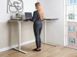 Elektrisk justerbart hjørneskrivebord DESTINES Sort/hvid 160 cm 109 cm Højrevendt