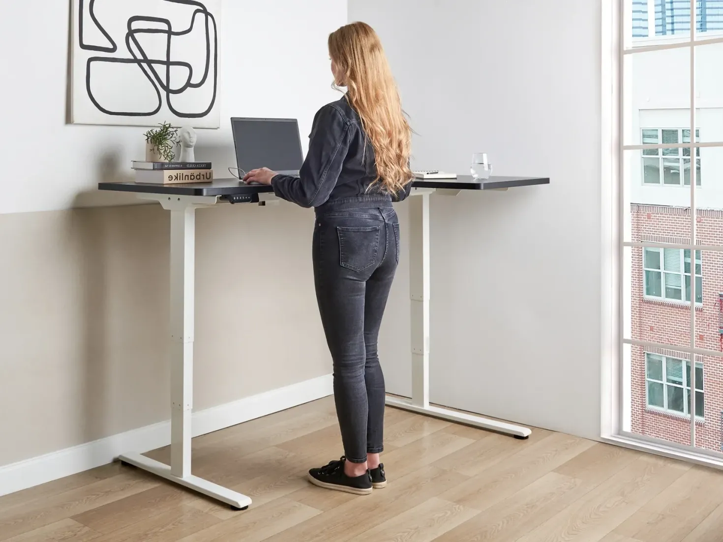 Elektrisk justerbart hjørneskrivebord DESTINES Sort/hvid 160 cm 109 cm Højrevendt