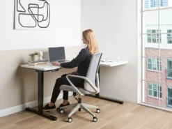 Elektrisk justerbart hjørneskrivebord DESTINES Hvid/sort 160 cm 109 cm Højrevendt