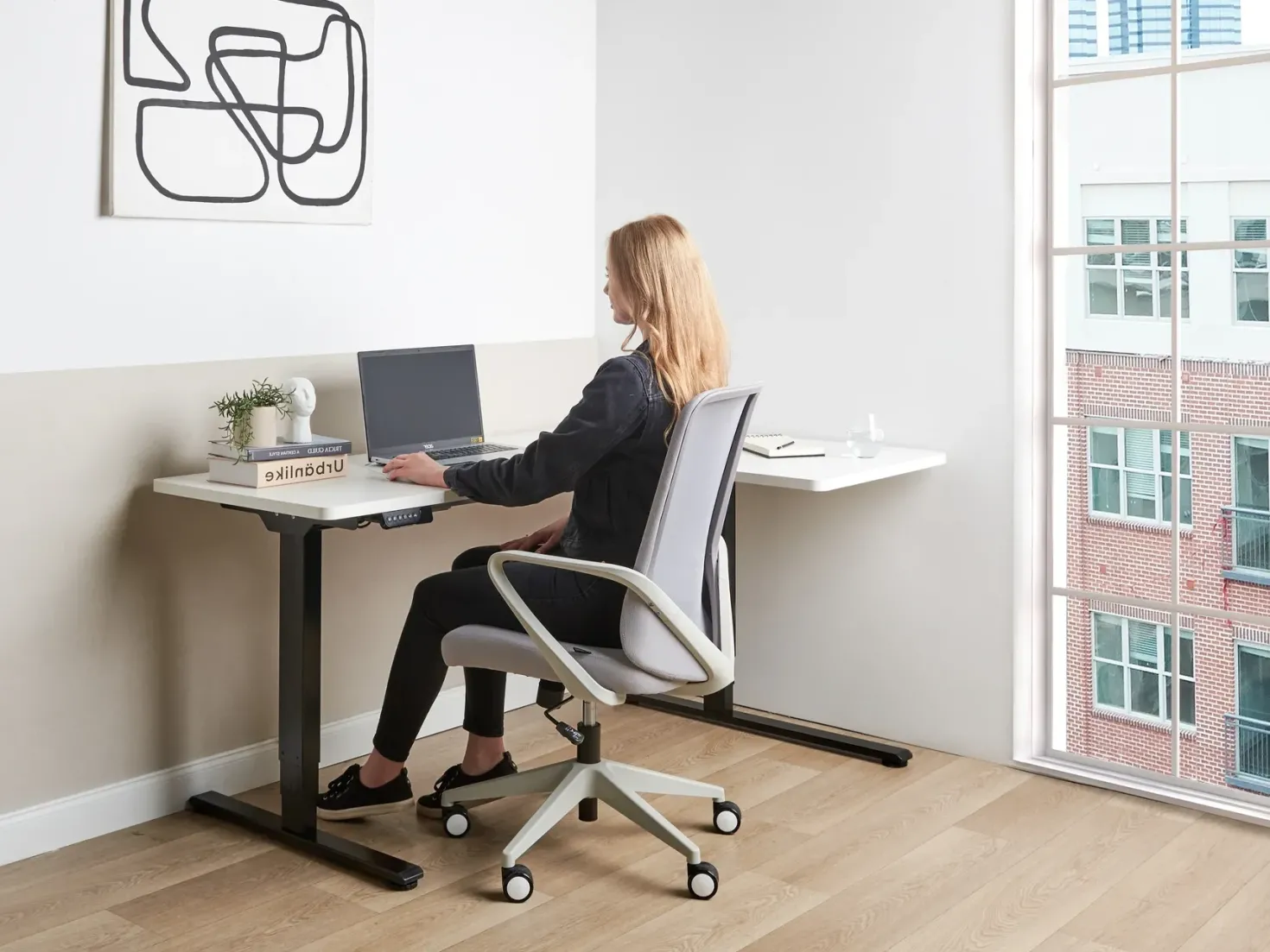 Elektrisk justerbart hjørneskrivebord DESTINES Hvid/sort 160 cm 109 cm Højrevendt