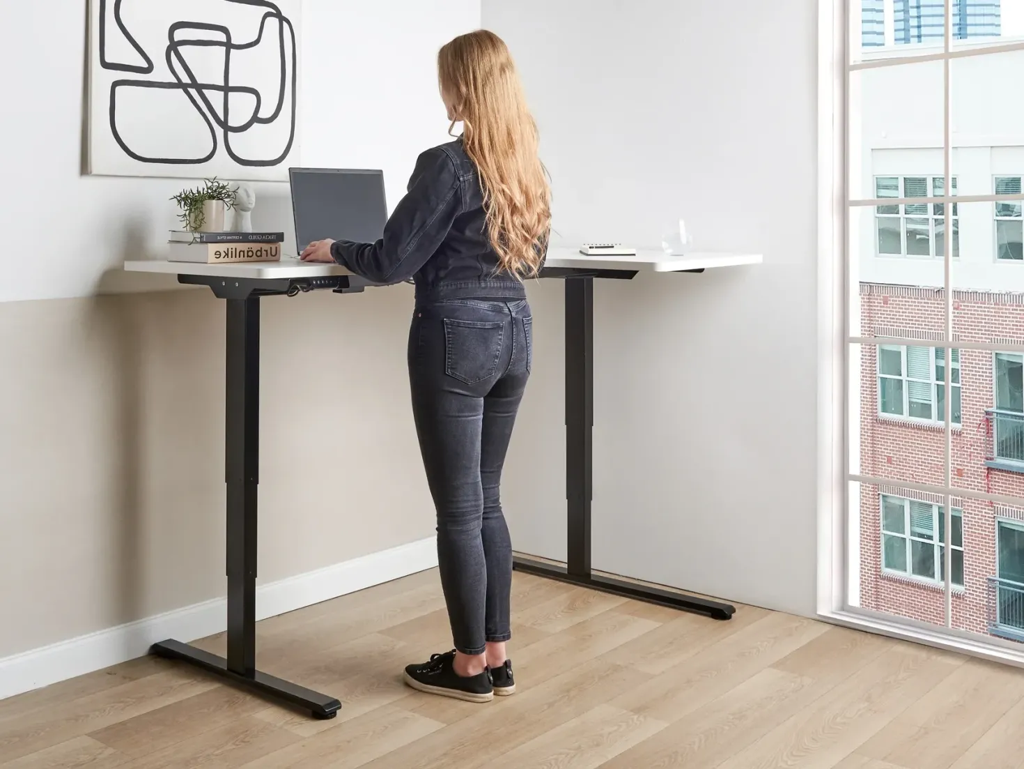 Elektrisk justerbart hjørneskrivebord DESTINES Hvid/sort 160 cm 109 cm Højrevendt