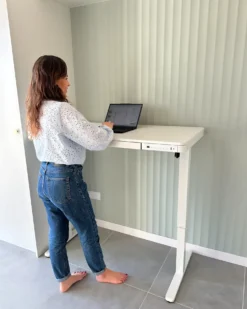 Elektrisk justerbart hæve sænkebord PENLY Hvid 120 cm 60 cm med USB-port