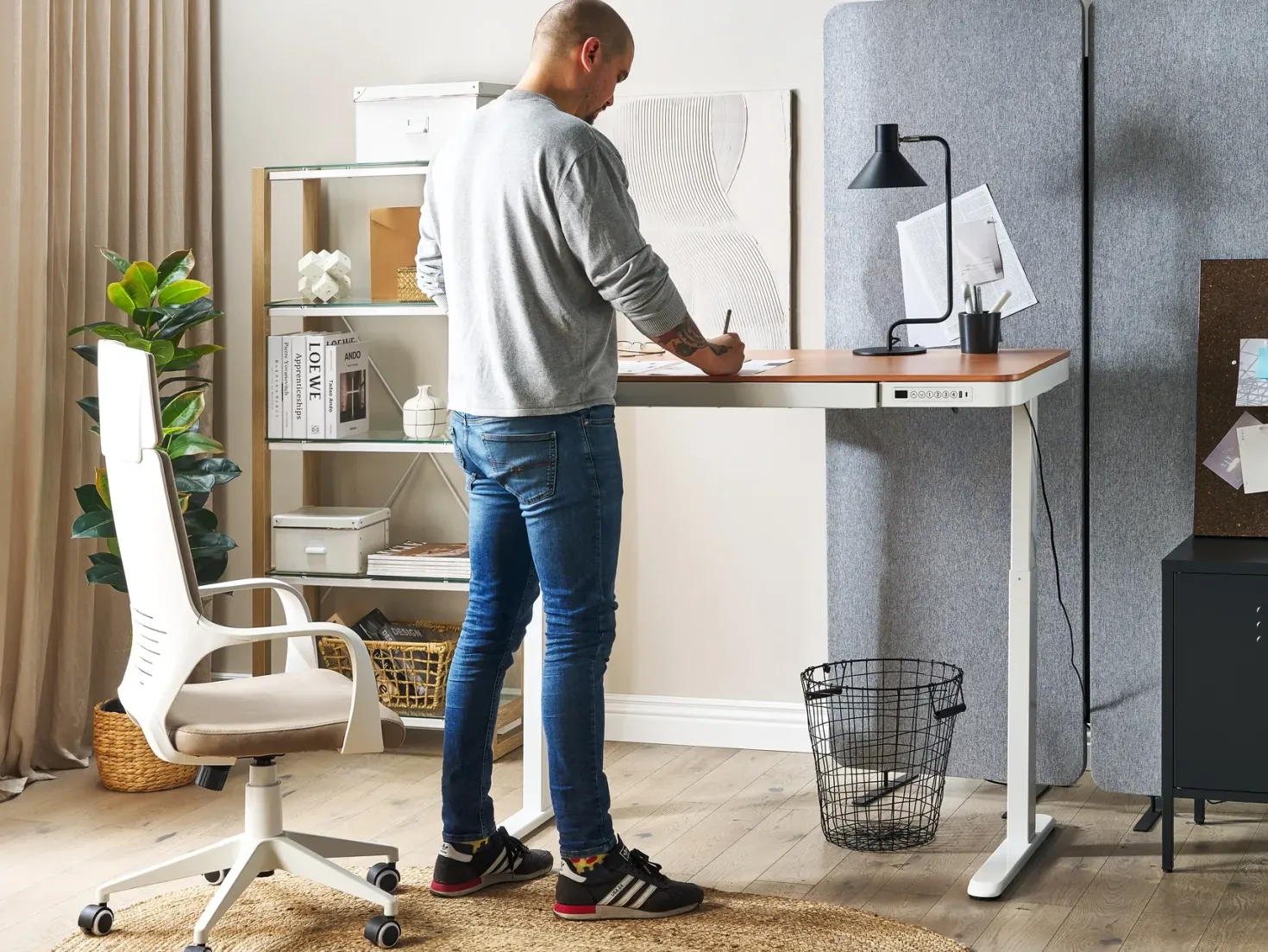 Elektrisk justerbart hæve sænkebord KENLY Brun/hvid 120 cm 60 cm med USB-port