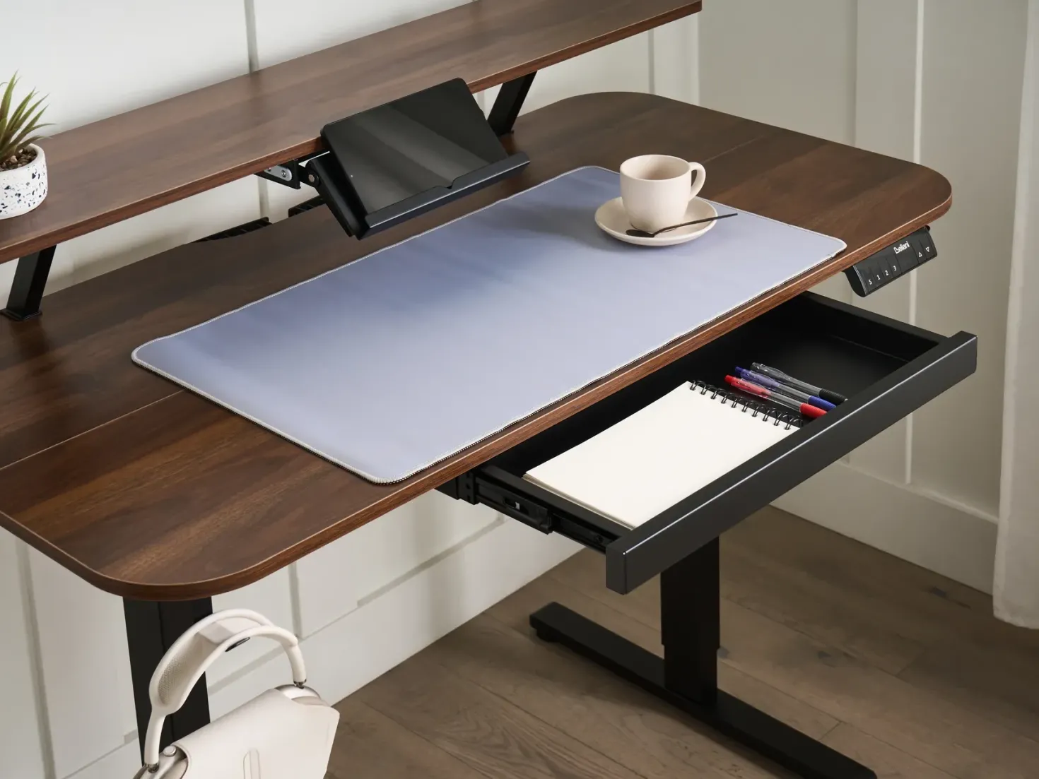 Elektrisk justerbart hæve sænkebord WILBANKS Brun/sort 120 cm 60 cm med USB-port