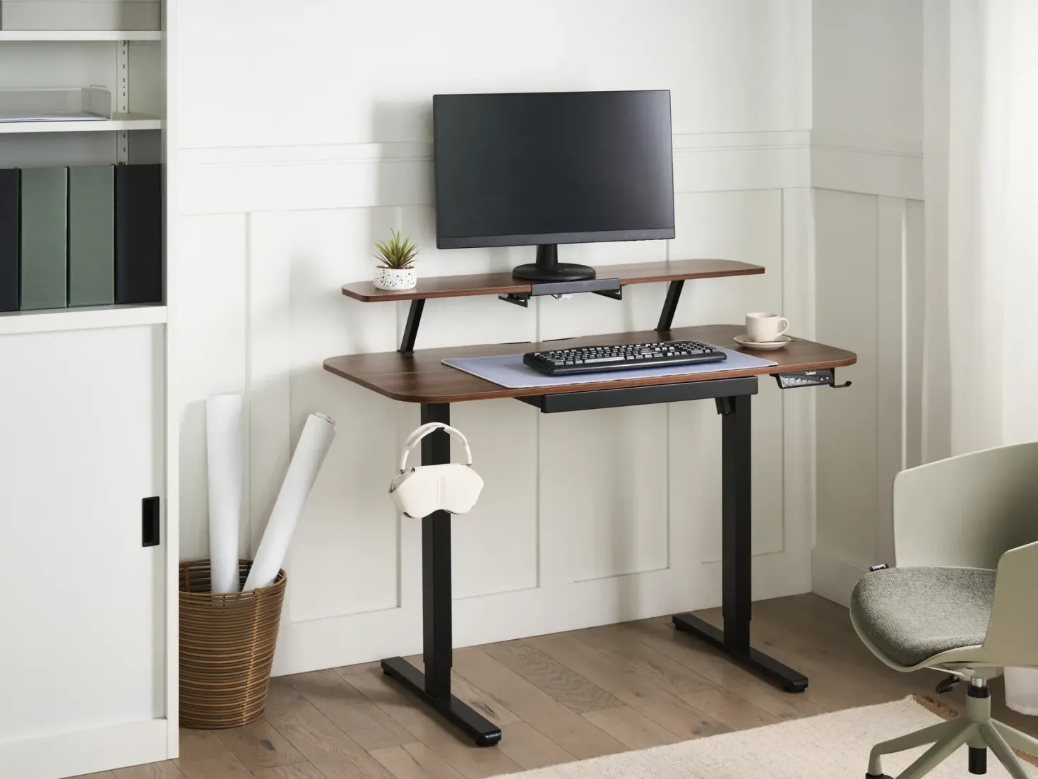 Elektrisk justerbart hæve sænkebord WILBANKS Brun/sort 120 cm 60 cm med USB-port
