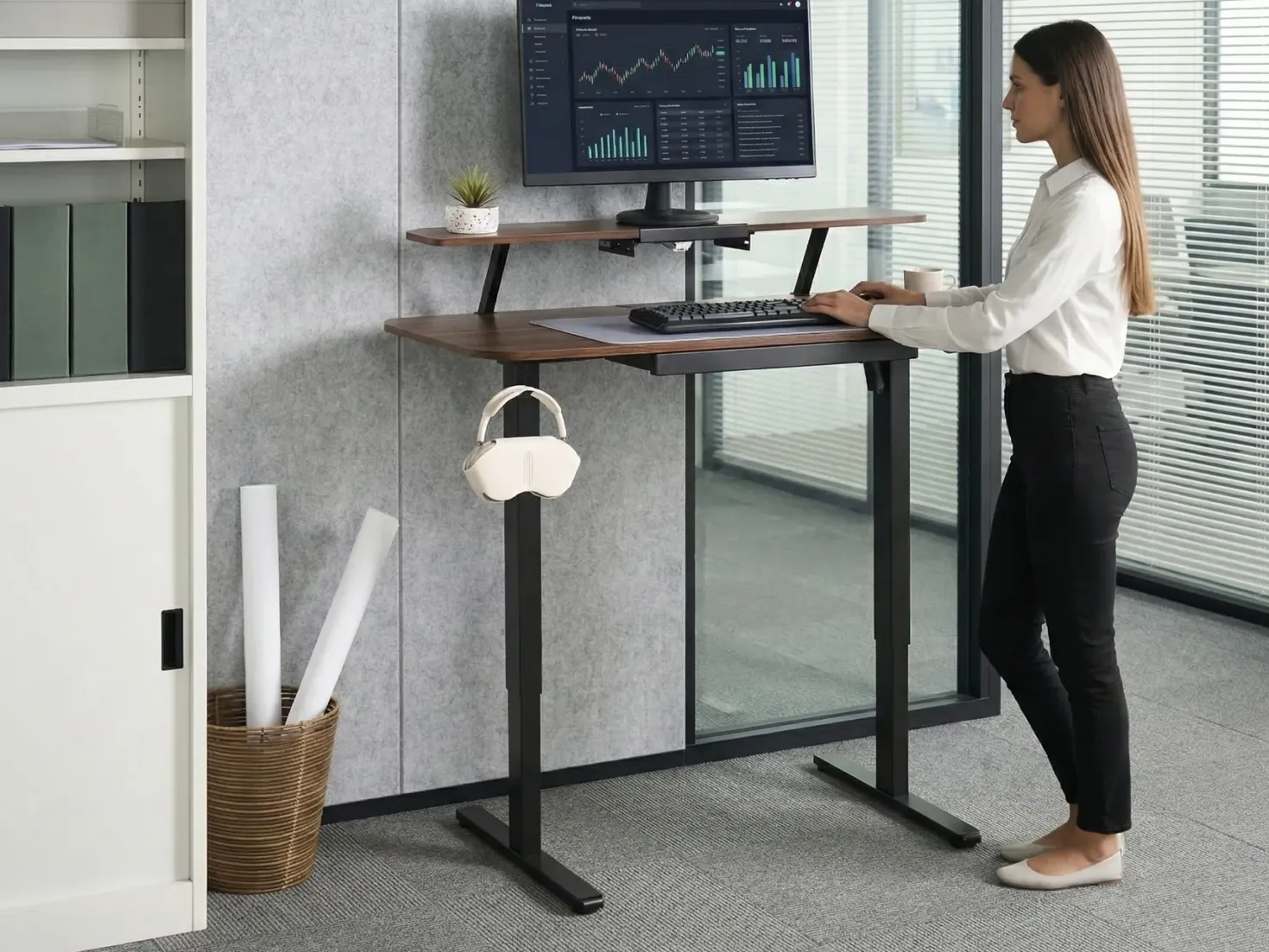 Elektrisk justerbart hæve sænkebord WILBANKS Brun/sort 120 cm 60 cm med USB-port