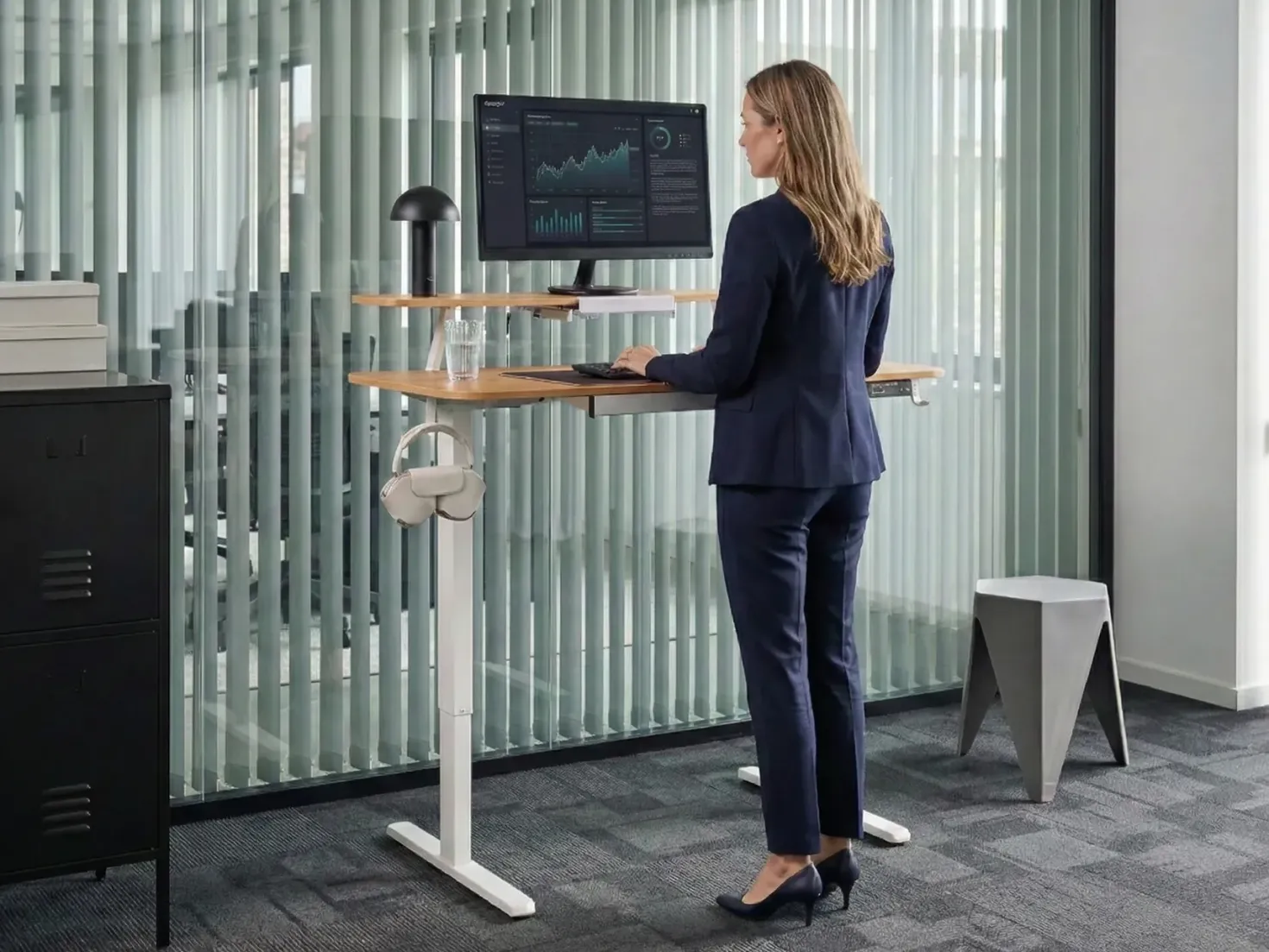 Elektrisk justerbart hæve sænkebord WILBANKS Lysebrun/hvid 120 cm 60 cm med USB-port
