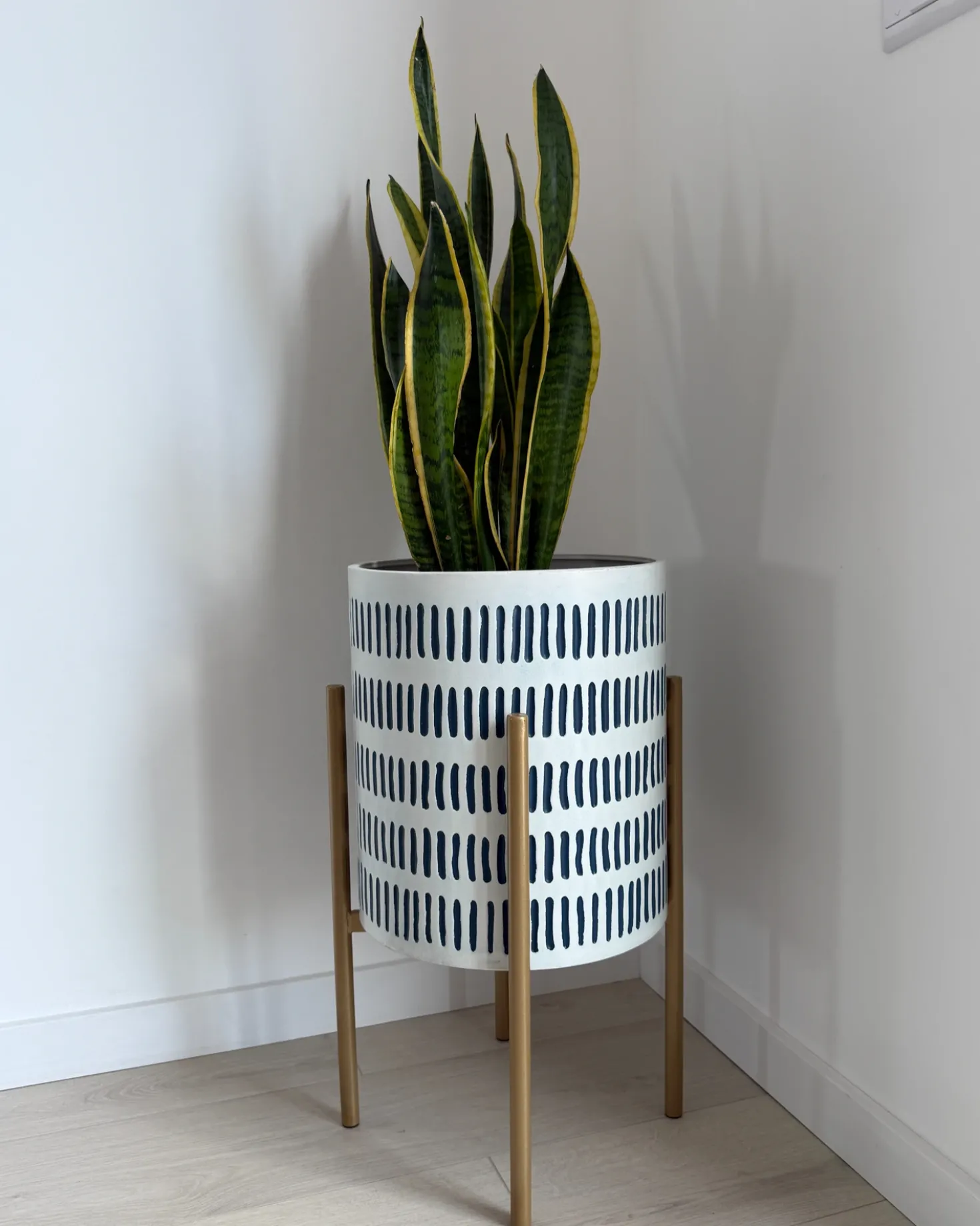 Forhøjet plantekrukke NEMOROSA Metal 31 cm Hvid