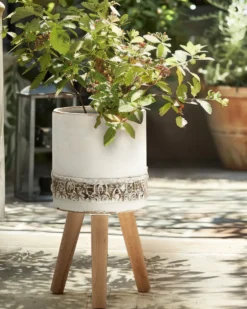 Forhøjet plantekrukke SKIATOS 22 cm Cremehvid