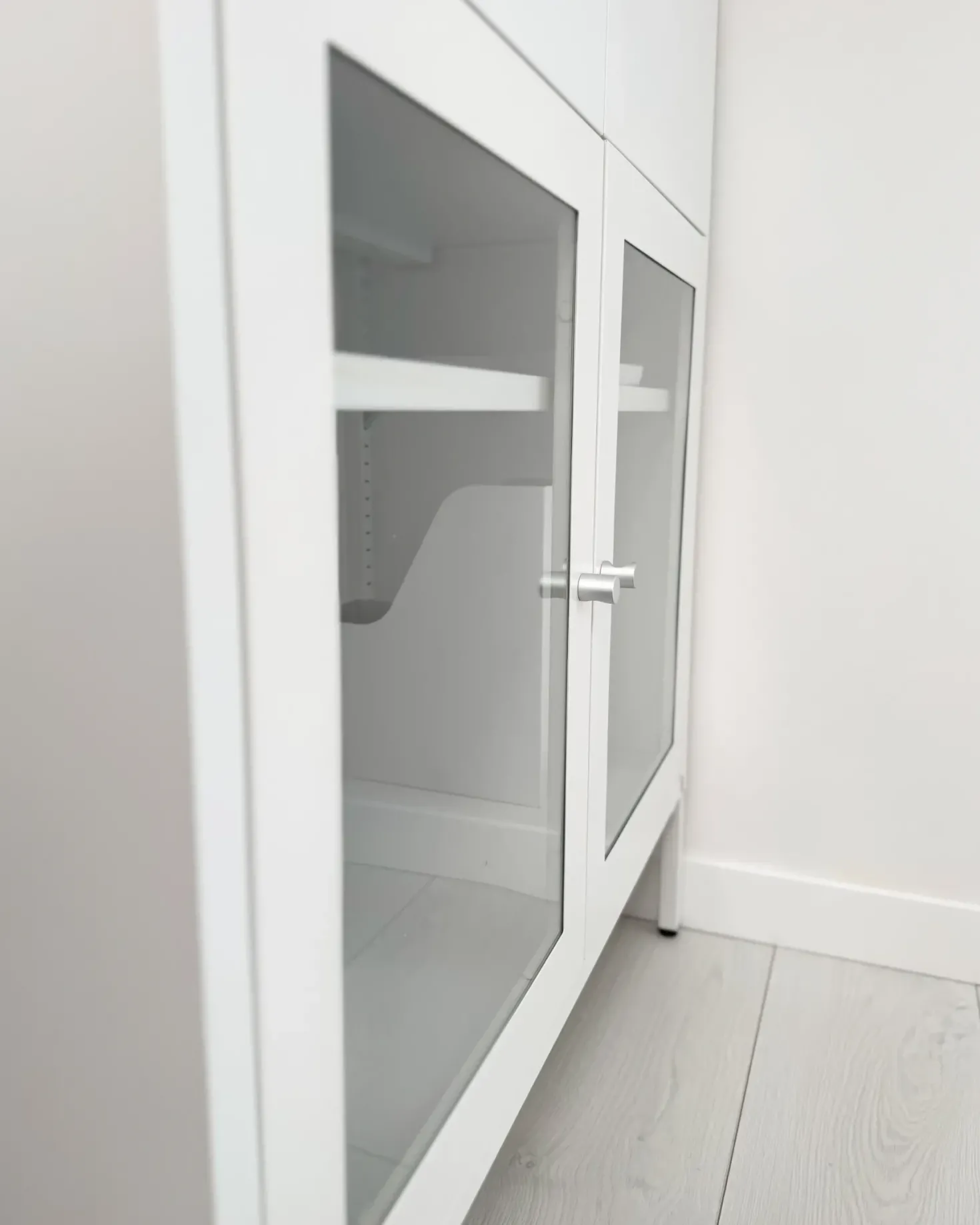 Glas vitrine skænk ESHOLT Metal 80 cm Hvid