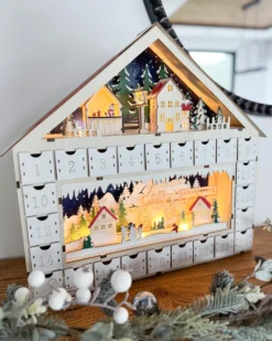 Juledekoration LED NISSER Adventskalender 44 cm Lysebrun