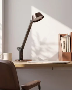 LED skrivebordslampe CHAMAELEON med USB-port Metal Messing