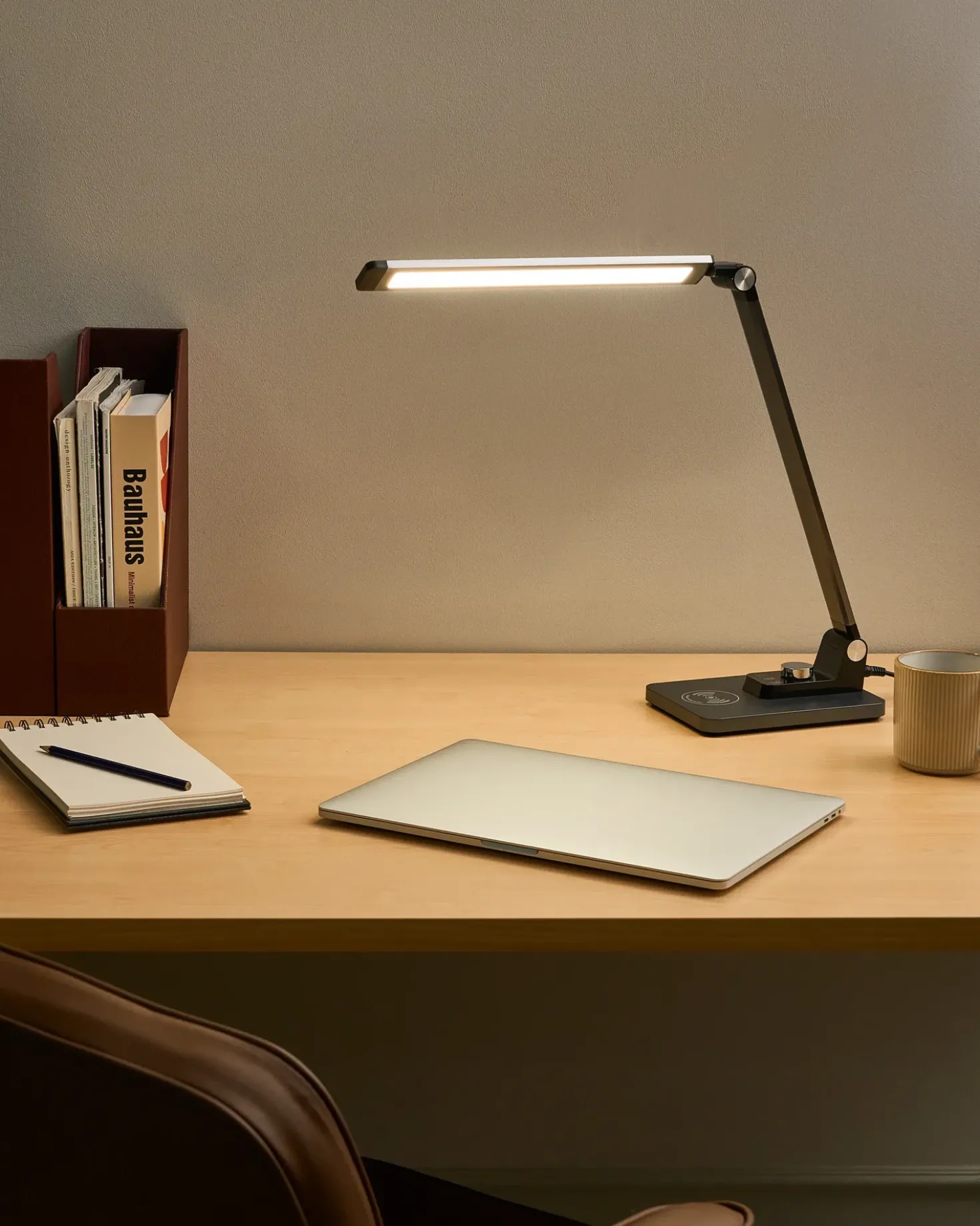 LED skrivebordslampe ENIF Med trådløs oplader Sort