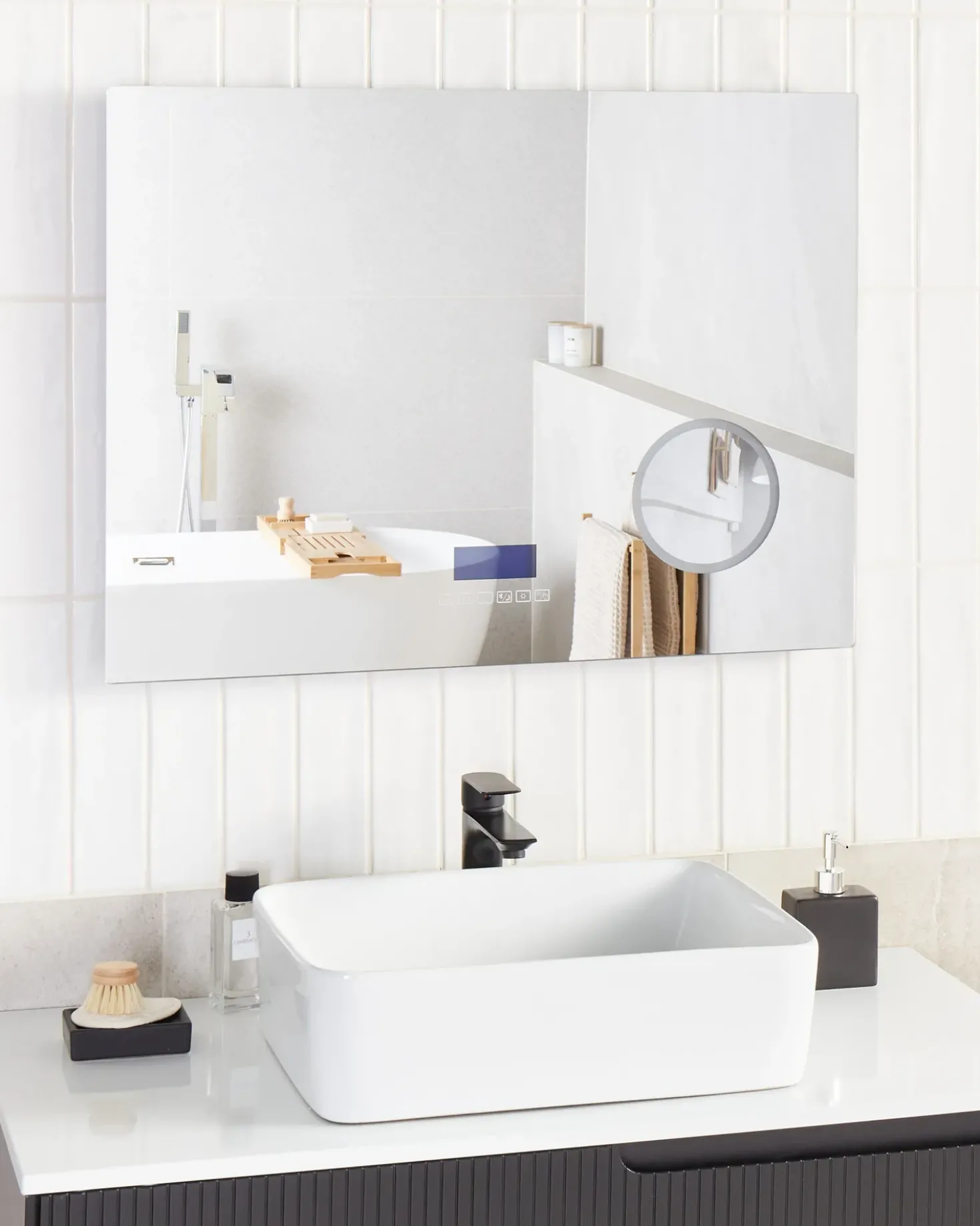 LED-badeværelsesspejl MONTARON 80 cm 60 cm Sølv