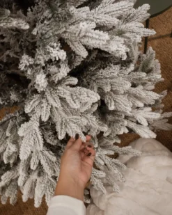 Sneklædt juletræ FORAKER 120 cm Hvid