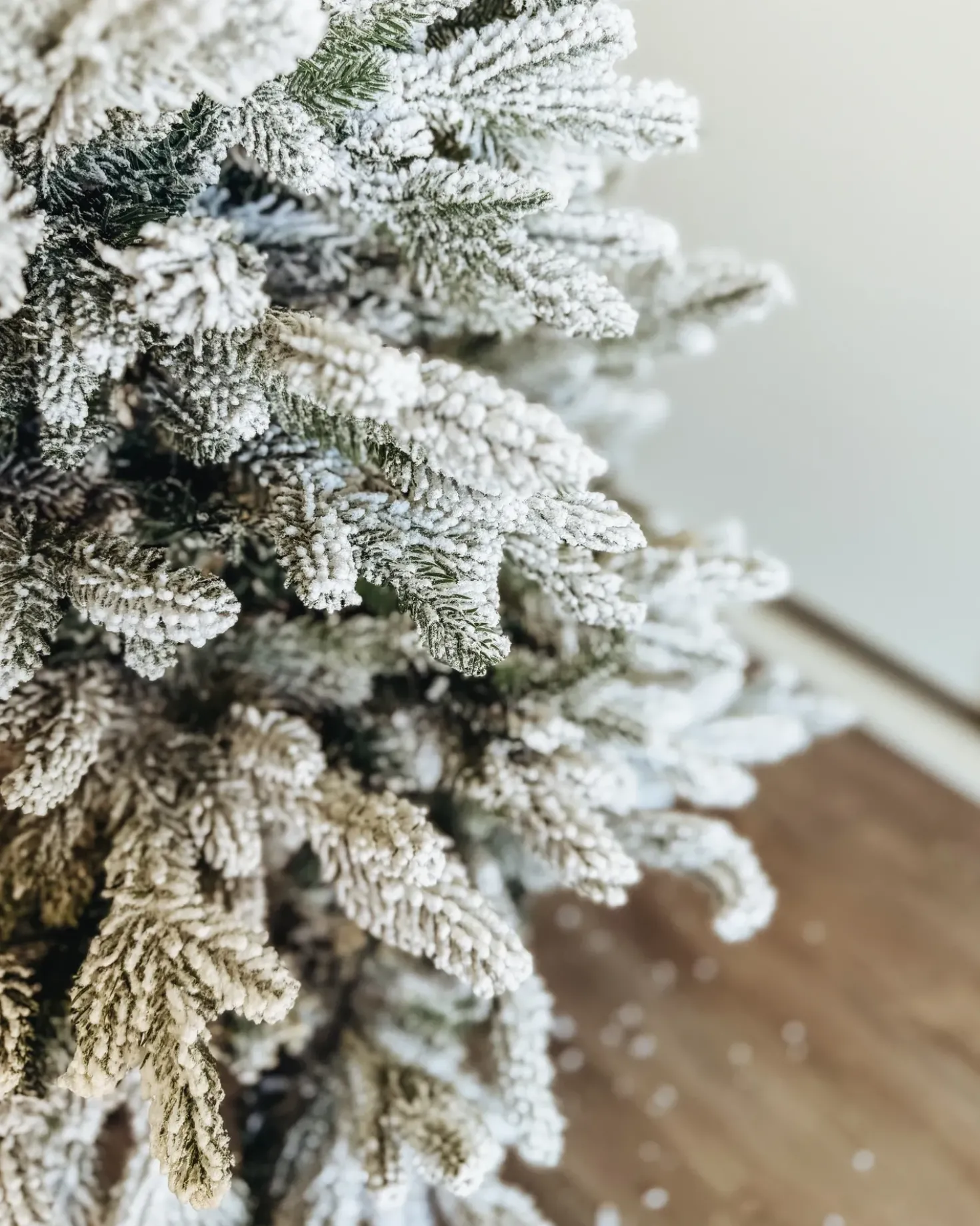 Sneklædt juletræ FORAKER 120 cm Hvid