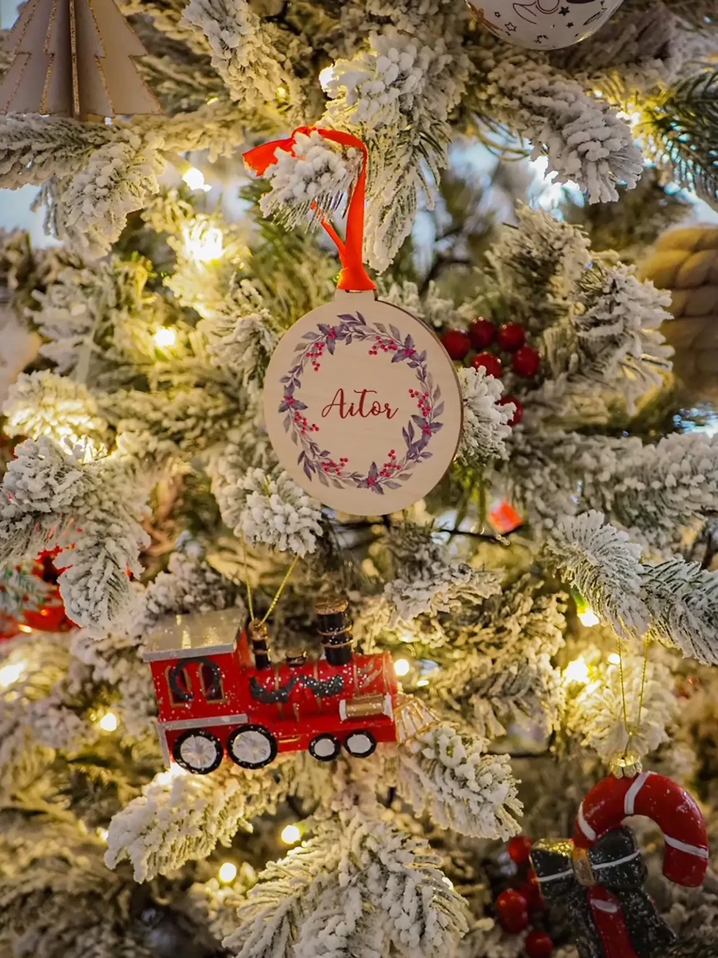 Sneklædt juletræ LED TATLOW 180 cm Grøn