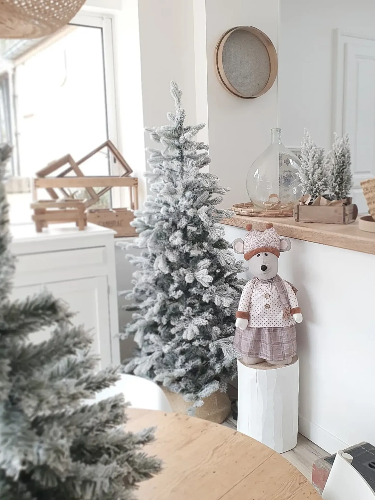 Sneklædt juletræ LED TATLOW 180 cm Grøn