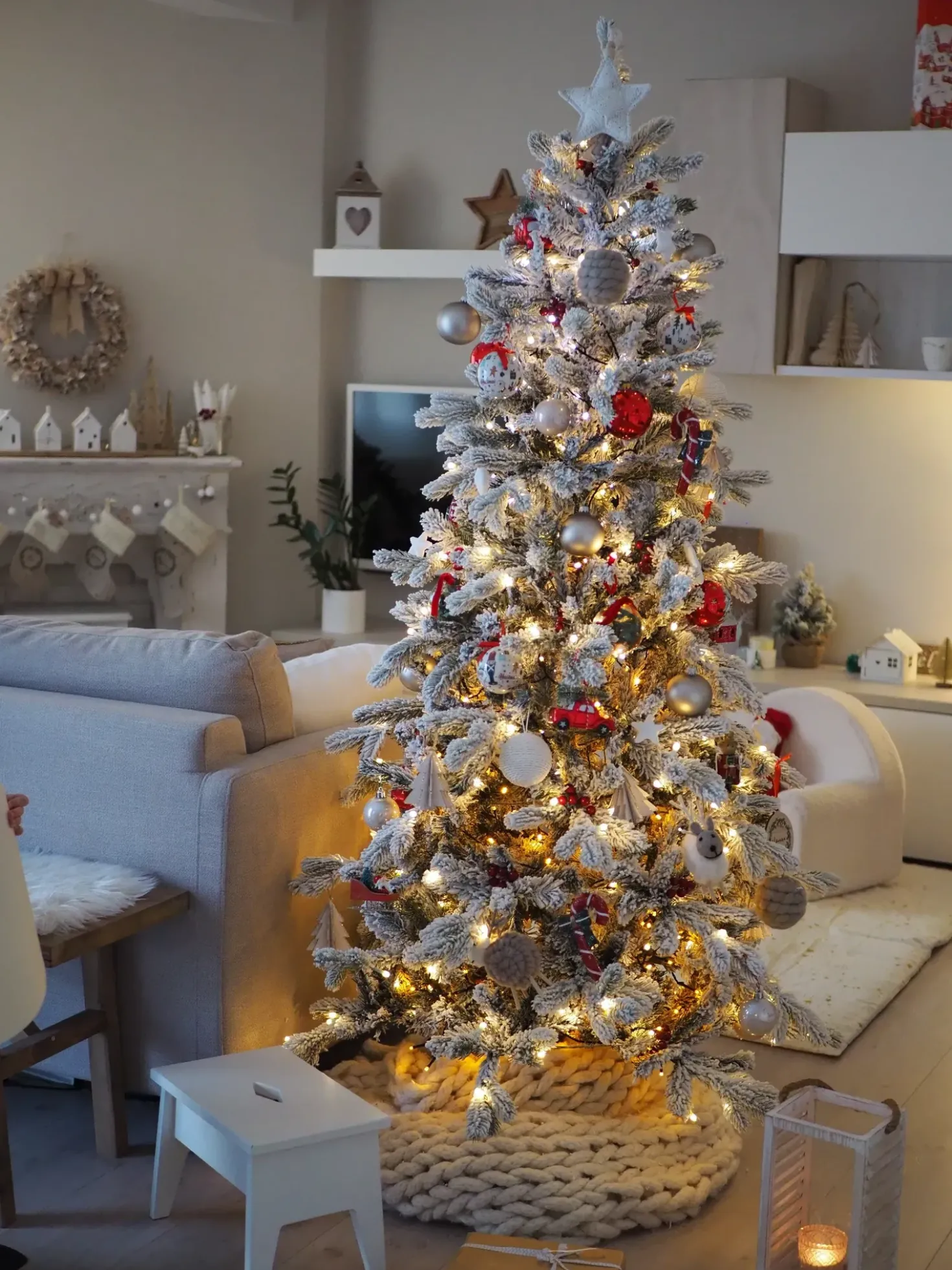 Sneklædt juletræ LED TATLOW 180 cm Grøn