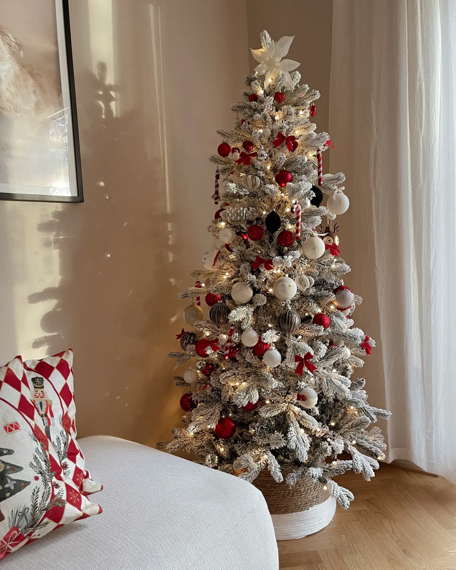 Sneklædt juletræ LED TATLOW 180 cm Grøn