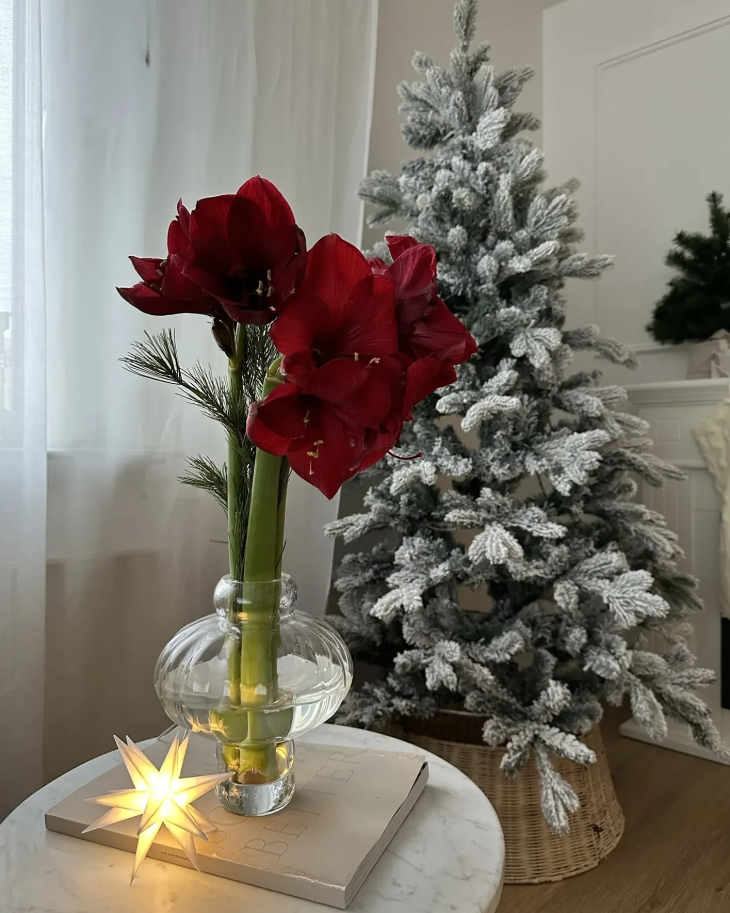 Sneklædt juletræ LED TATLOW 180 cm Grøn