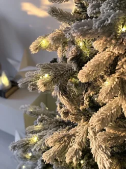 Sneklædt juletræ LED TATLOW 210 cm Grøn