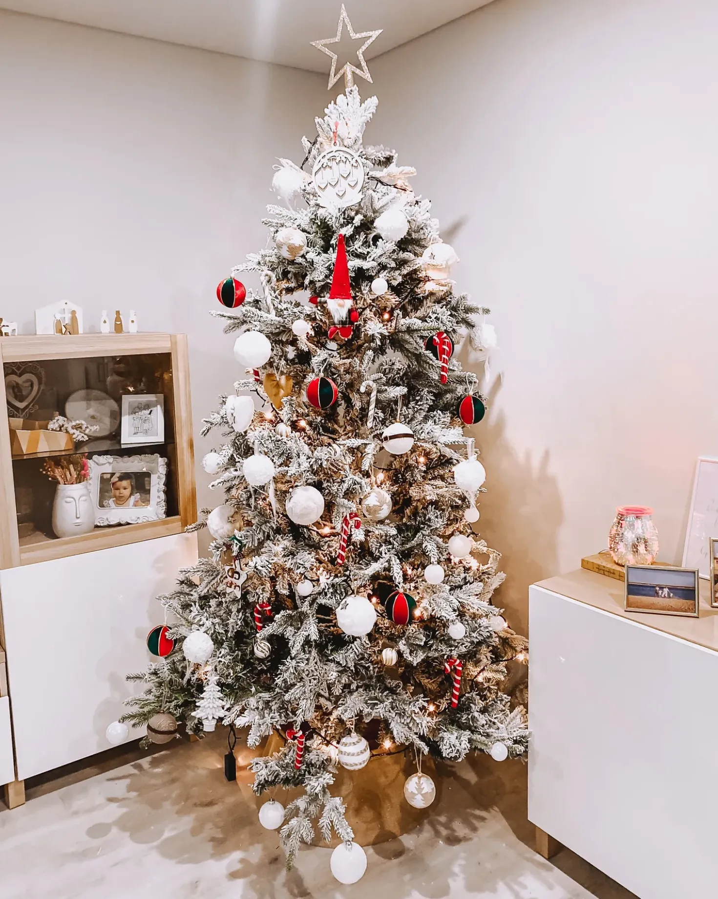 Sneklædt juletræ TOMICHI 210 cm Hvid