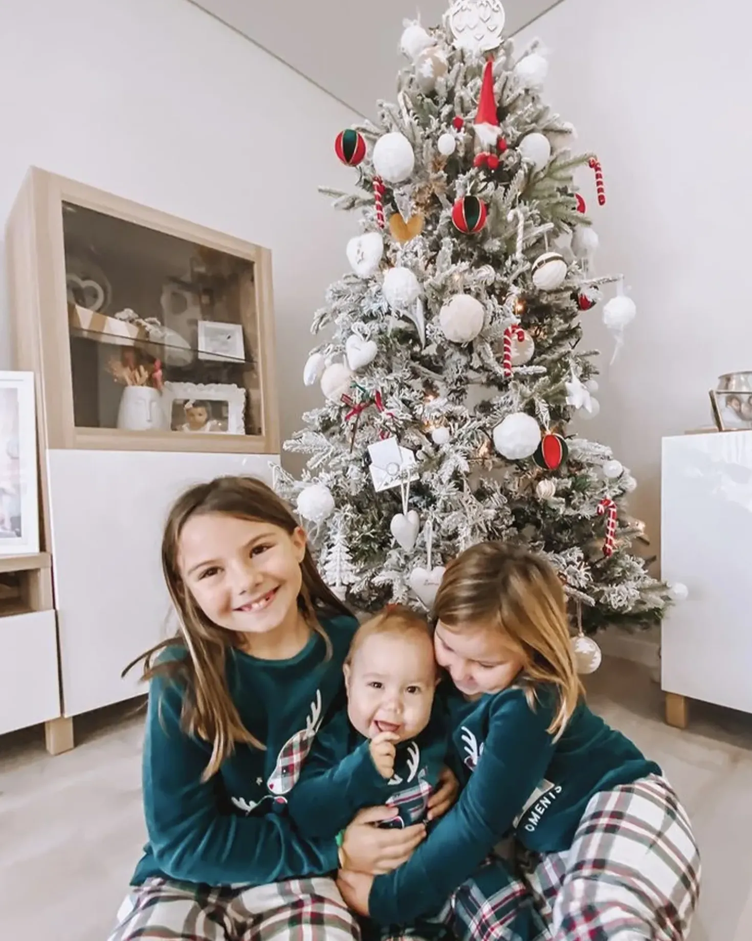Sneklædt juletræ TOMICHI 210 cm Hvid