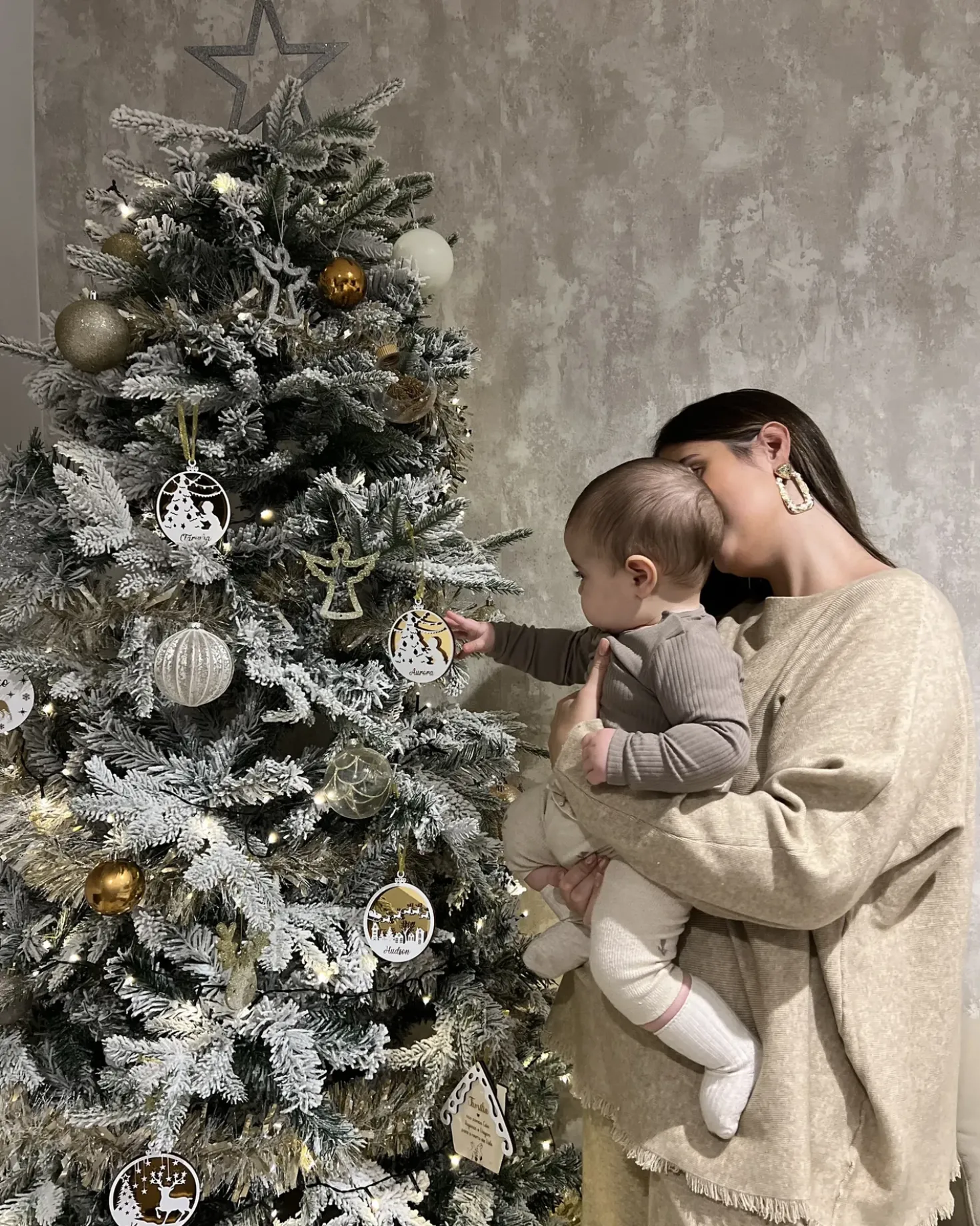 Sneklædt juletræ TOMICHI 210 cm Hvid