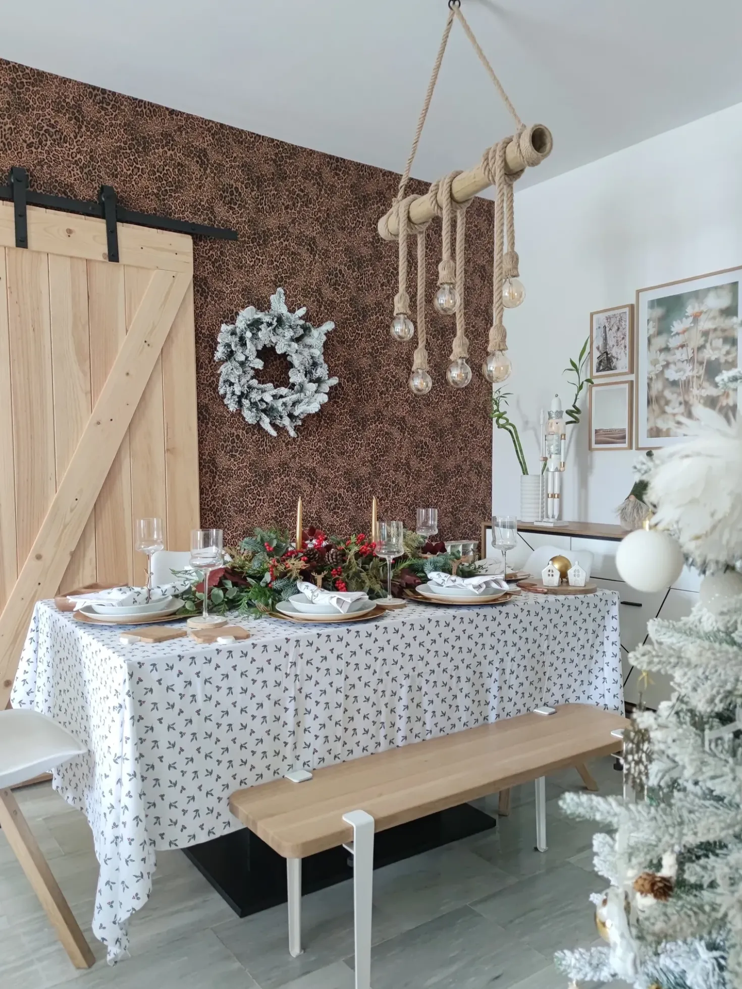 Sneklædt juletræ TOMICHI 210 cm Hvid
