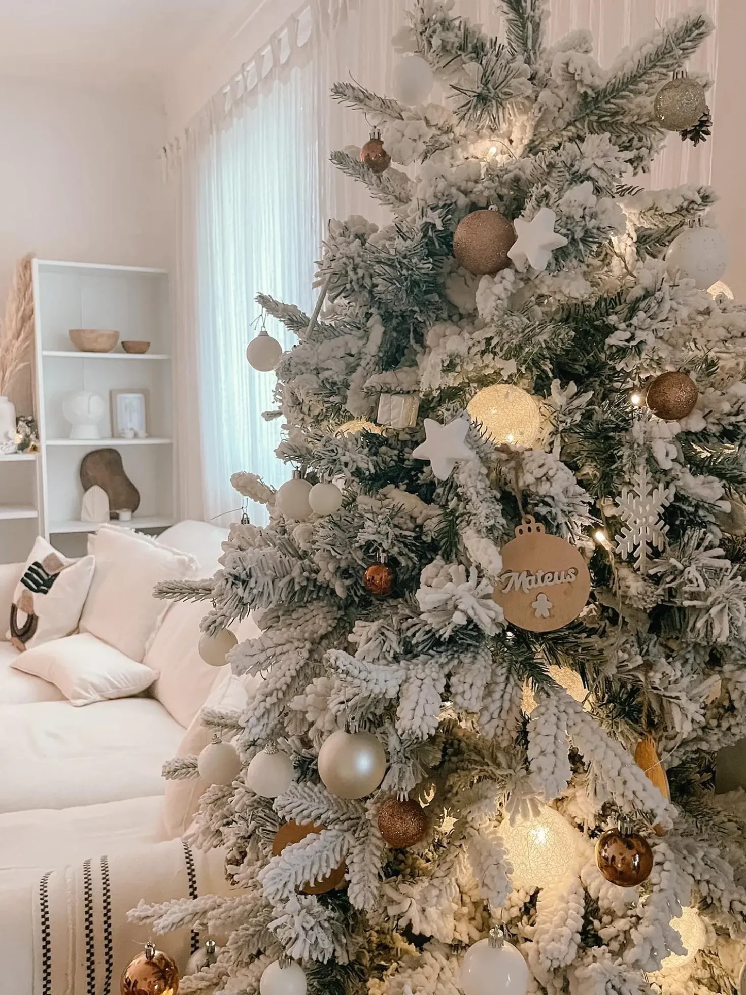 Sneklædt juletræ TOMICHI 210 cm Hvid