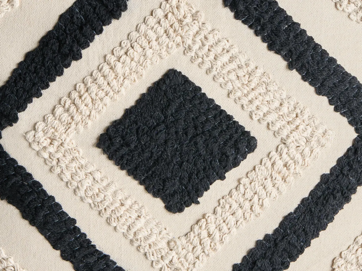 Sæt af 2 pyntepuder SARACA Bomuld 45 x 45 cm Sort/beige Geometrisk mønster
