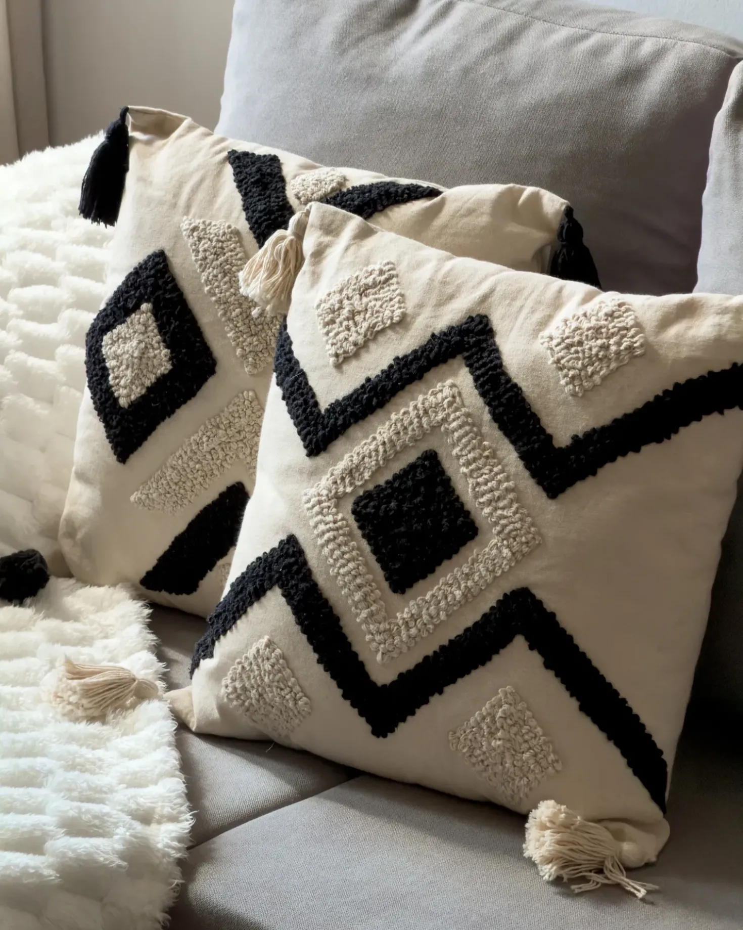 Sæt af 2 pyntepuder SARACA Bomuld 45 x 45 cm Sort/beige Geometrisk mønster