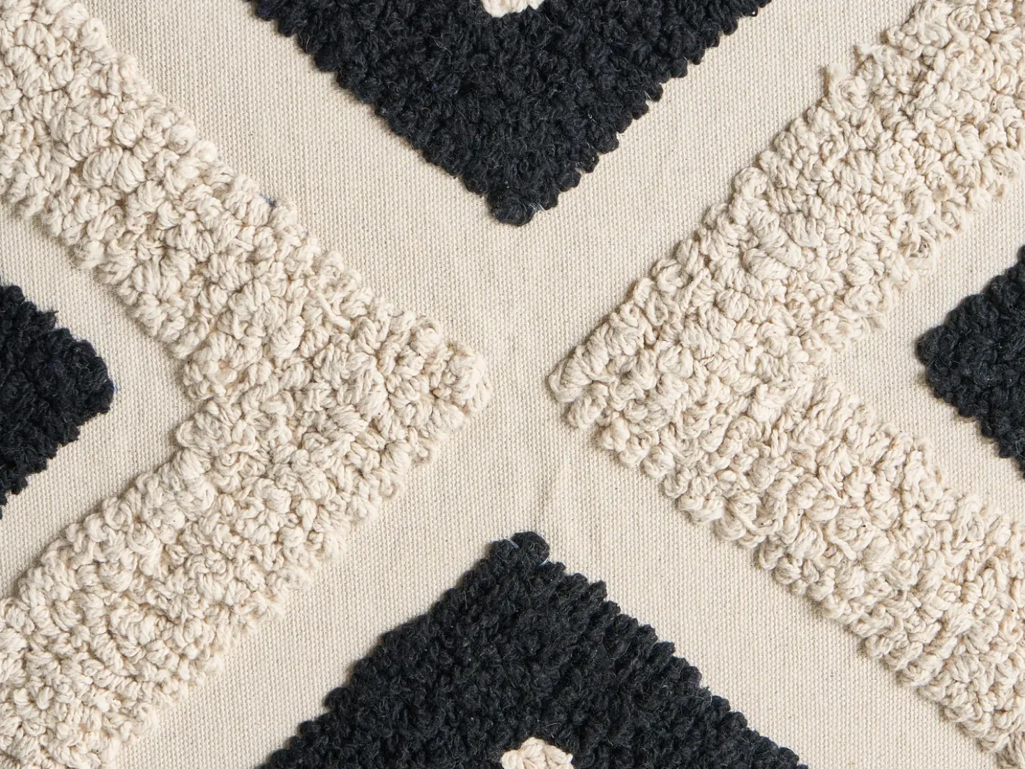 Sæt af 2 pyntepuder SARACA Bomuld 45 x 45 cm Sort/beige Geometrisk mønster