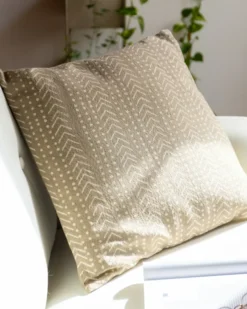 Sæt af 2 pyntepuder SENECIO Bomuld 45 x 45 cm Beige Geometrisk mønster