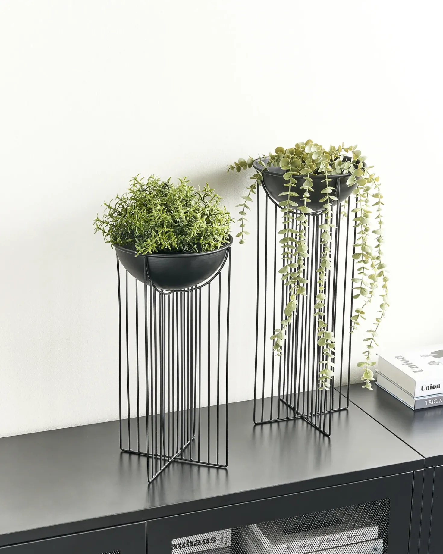 Sæt af 2 forhøjede plantekrukker FICARIA Metal 22 cm Sort