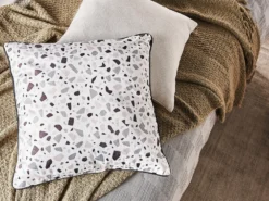 Sæt af 2 pyntepuder LAVENDER Velour 45 x 45 cm Hvid Terrazzo mønstre