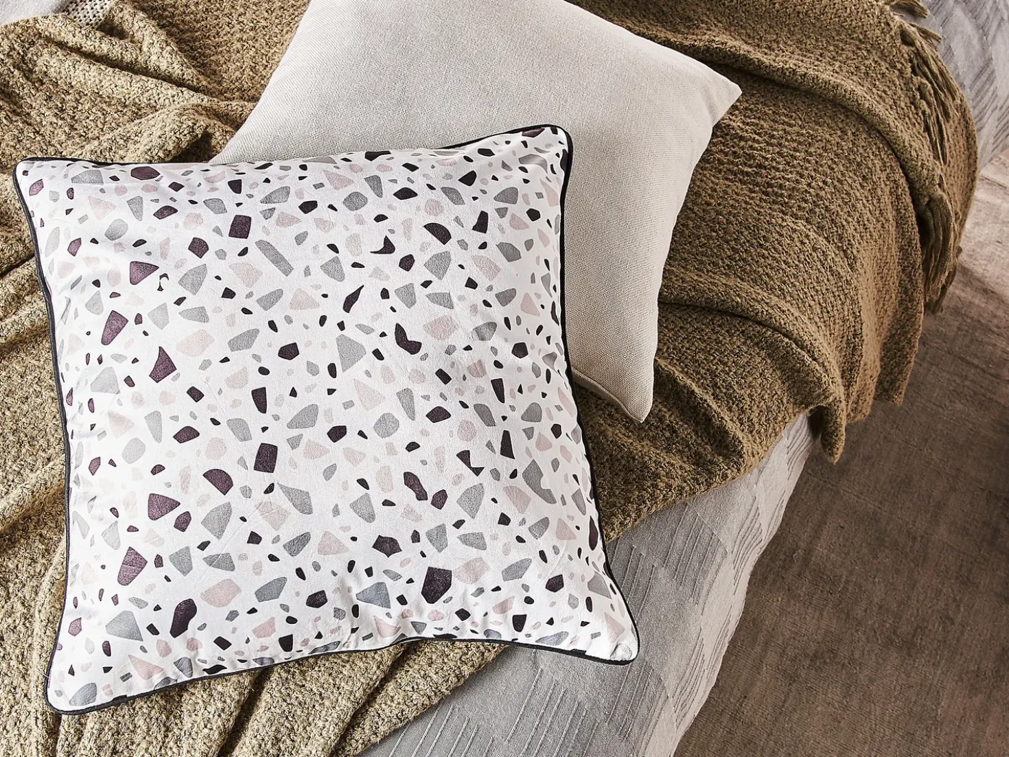 Sæt af 2 pyntepuder LAVENDER Velour 45 x 45 cm Hvid Terrazzo mønstre