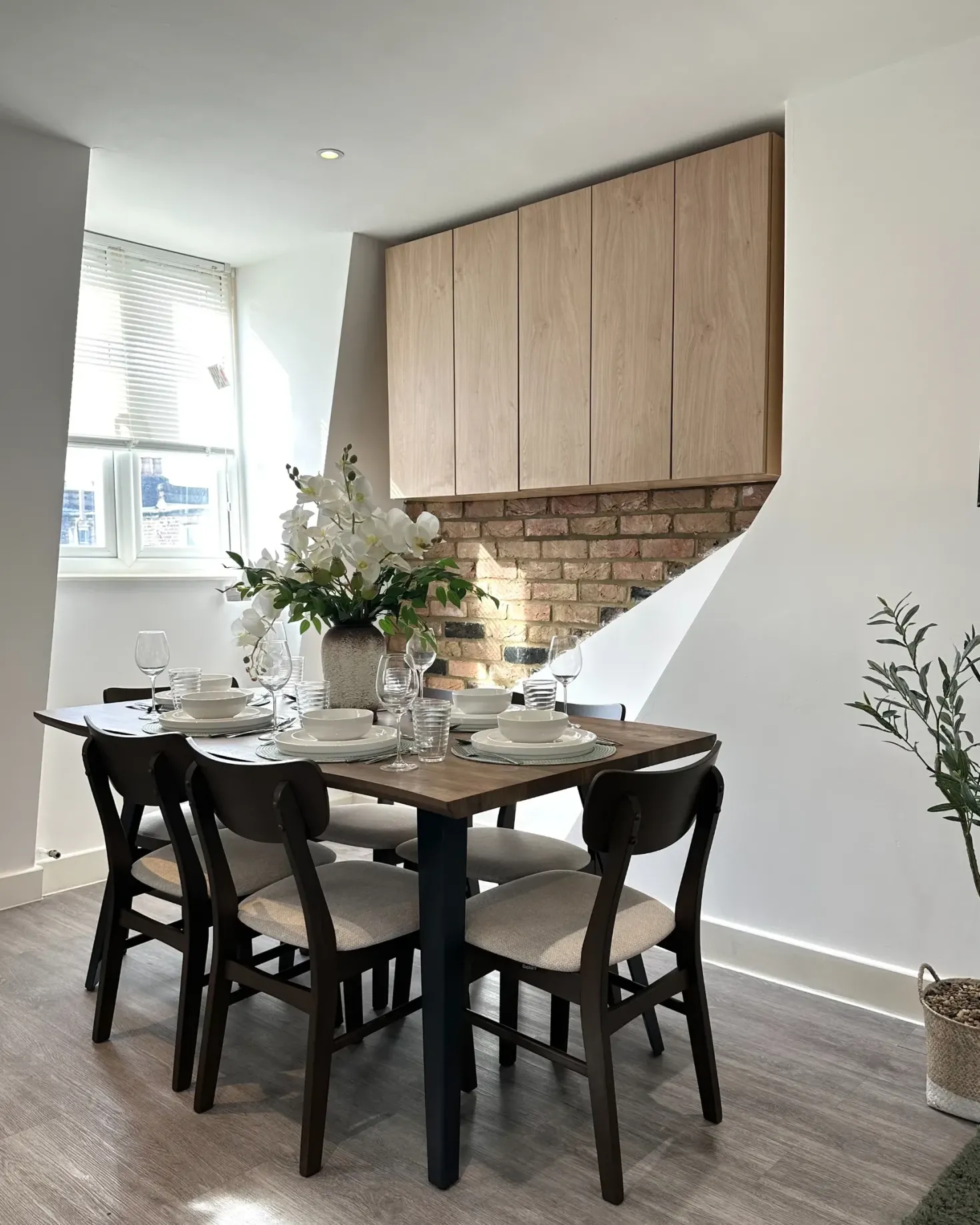 Sæt med 2 spisebordsstole ANOKA Træ Mørkebrun/beige