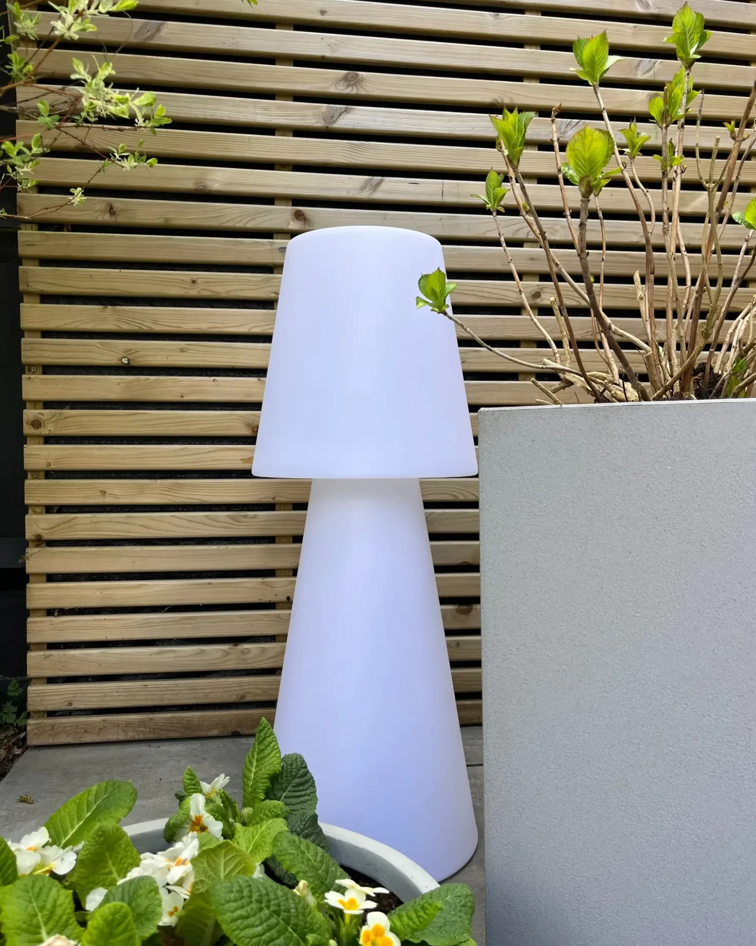 Udendørs LED-gulvlampe SABANAS Med fjernbetjening Hvid
