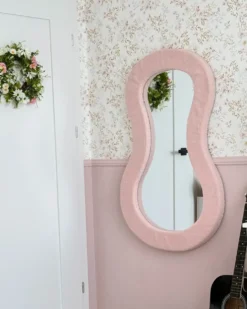 Vægspejl PLANCHEZ 70 cm 112 cm Boucle Lyserød